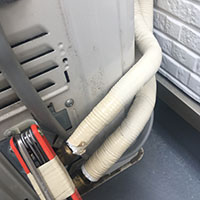 室外機への配管接続風景